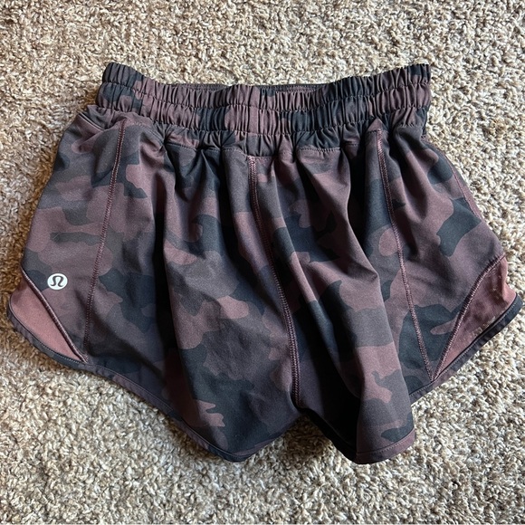 Lululemon Hotty Hot Short II 2.5"
Heritage 365 Camo Brown Earth Multi
Size 0 - Picture 3 of 3